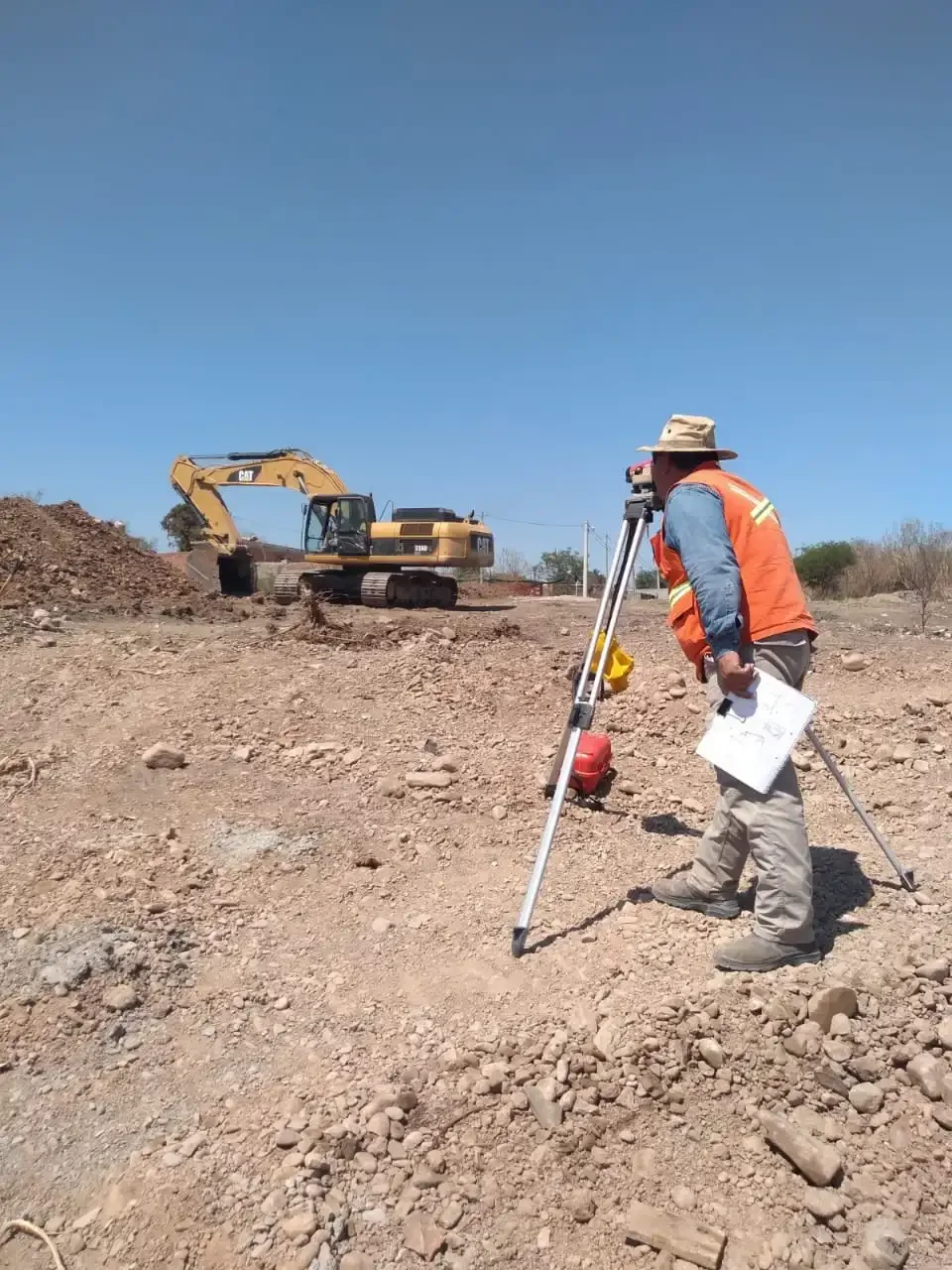 Relevamiento topográfico junto a excavadora