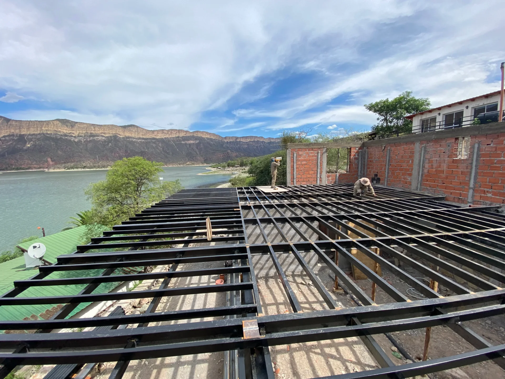 Estructura metálica de entrepiso frente al agua